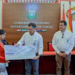Gobernador Montes entrega segundo desembolso del PROSOL 2025 a 38 comunidades de Tarija